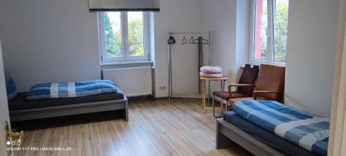 Ένα ή περισσότερα κρεβάτια σε δωμάτιο στο Monteurwohnung bei Würzburg bis 6 Personen mit gratis Parklätzen und Grill und WLAN 3x Schlafzimmer und Grill