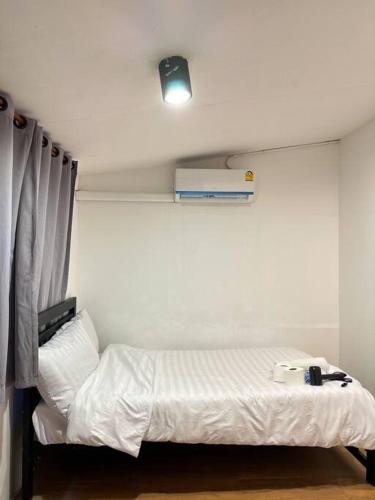 a bedroom with a white bed in a room at Chubbi 5 Room10 in Bang O
