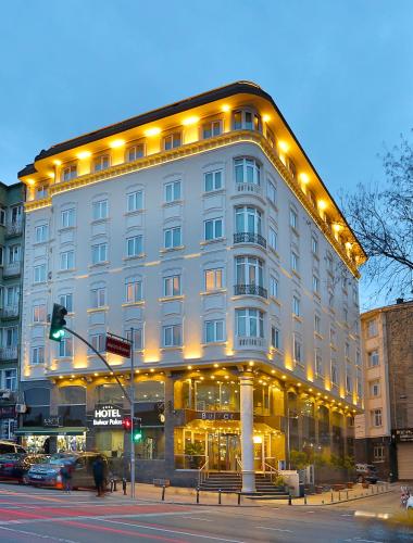 イスタンブールにあるHotel Bulvar Palasの大きな建物
