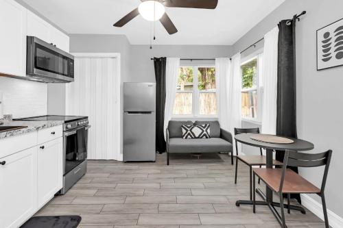 Η κουζίνα ή μικρή κουζίνα στο Modern Cuartito near Winter Park