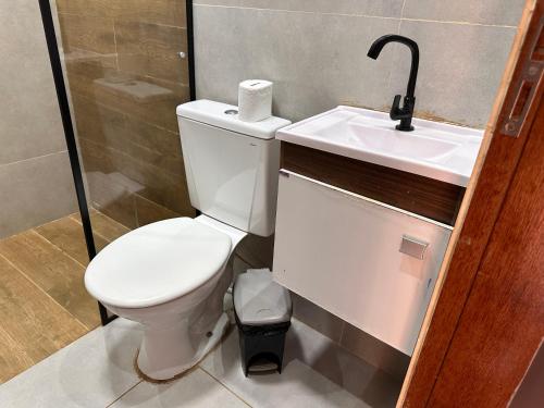 Ένα μπάνιο στο Casa de 2 Quartos no Centro