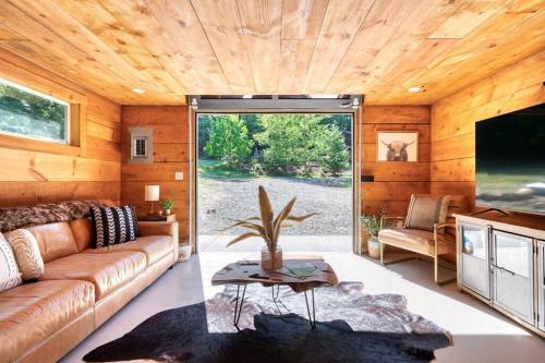 ein Wohnzimmer mit Sofa und Fernseher in der Unterkunft The Cottage at Highland Farms in Brightwood