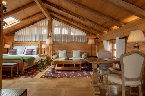 Postel nebo postele na pokoji v ubytování Shangri-La Rushi Hotel