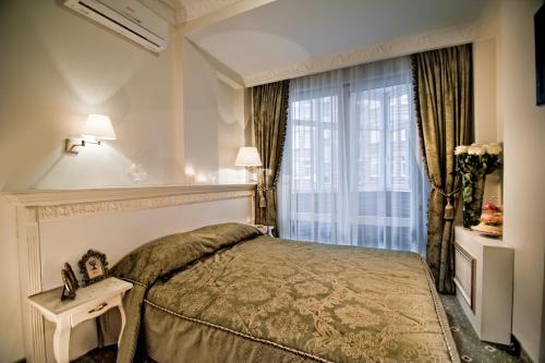 pokój hotelowy z łóżkiem i oknem w obiekcie Royal City Hotel w Kijowie