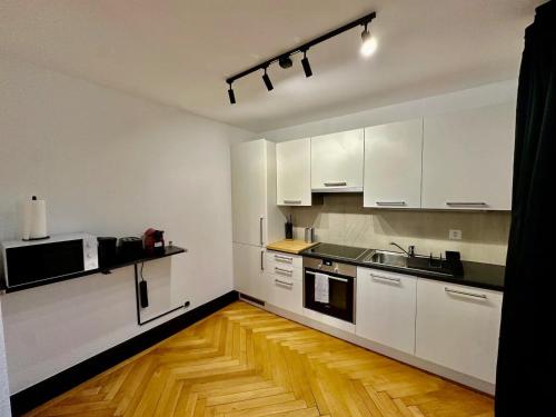 Cosy apartment in Lausanneにあるキッチンまたは簡易キッチン