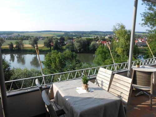 Výhled na řeku, která protéká v blízkosti hotelu