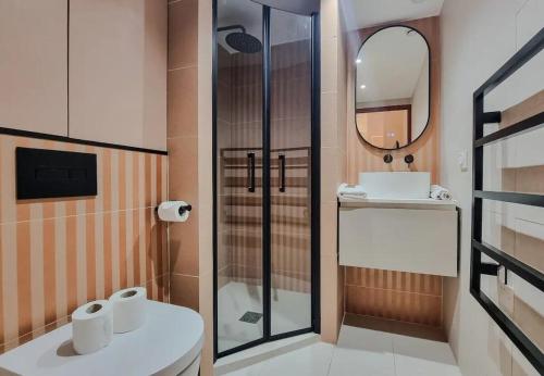 une salle de bain avec une douche, des toilettes et un lavabo dans l'établissement Angleterre 3 - Nice Centre - 3 pièces 2 SDB, à Nice