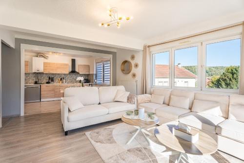 JoeufにあるChambre Jessy 20m - 2 SDB - Balcon - WIFI - Parkの白いソファとテーブルのあるリビングルーム