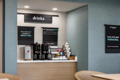 a coffee shop with a drink counter in a restaurant at Holiday Inn Columbus-Hilliard by IHG in New Rome