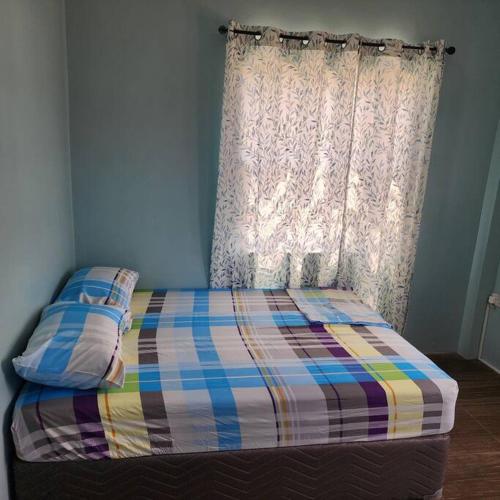Postel nebo postele na pokoji v ubytování vieux fort town apartment