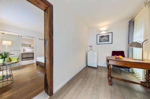 a room with a desk and a living room at 6號花園別墅酒店 Shenzhen No'6 Garden Villa --French Window with garden view,Close to Sea World &Shekou Ferry Port &K11 Ecoast &Subway Nearby ,Offer Western food and coffee &English speaking with tour services in Shenzhen