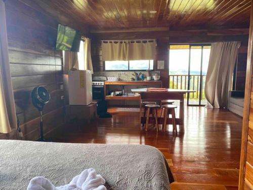 Кухня или мини-кухня в Cabina vista al valle Monteverde
