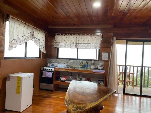Кухня или мини-кухня в Cabina vista al valle Monteverde
