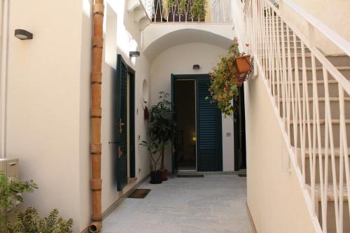 馬爾薩拉的住宿－Casa Marsalia，一条设有绿门和楼梯的小巷