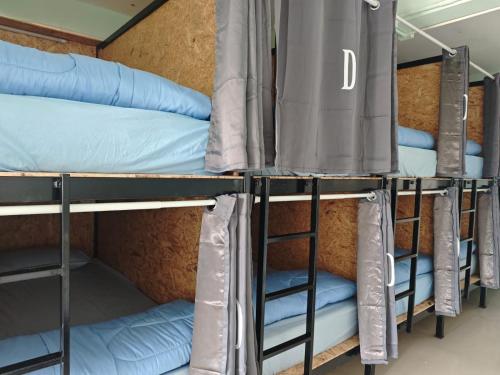 Palanda nebo palandy na pokoji v ubytování Phuket Inn Patong Hub