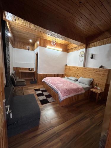 Fotografie z fotogalerie ubytování The Himalyan Sukoon Villa Near Jibhi v destinaci Banjār