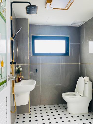 a bathroom with a toilet and a sink at Huang Su Villa 2 皇宿2号泳池别墅 in Nong Prue