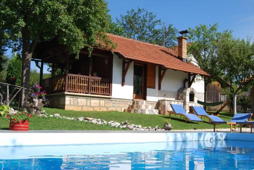 The swimming pool at or close to Seoski turizam Melovic