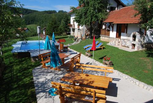 Vaizdas į baseiną apgyvendinimo įstaigoje Seoski turizam Melovic arba netoliese