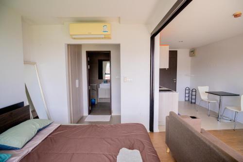 Ένα ή περισσότερα κρεβάτια σε δωμάτιο στο 38Nice room phuket town near Shopping Malls and Naka night market