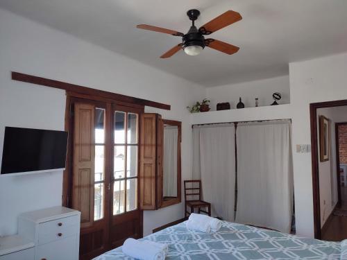 a bedroom with a ceiling fan and a bed at El depto de Bowie in Santa Rosa de Calamuchita