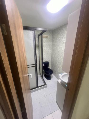 ein Badezimmer mit Toilette und Glastür in der Unterkunft Apartamento Barrio la Argentina vía principal 302 in Manizales