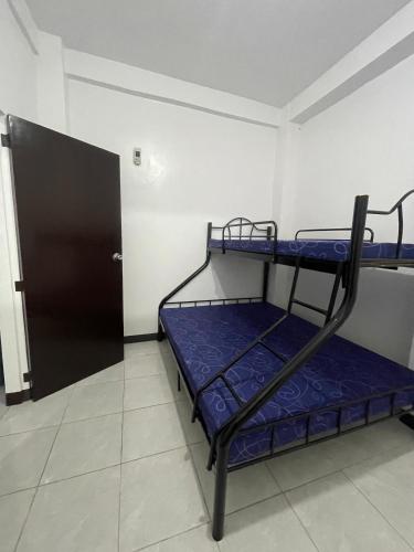 Postel nebo postele na pokoji v ubytování Calapan Mindoro Transient APT B