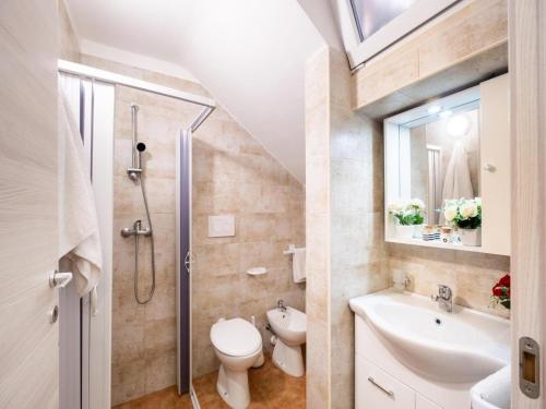 Ένα μπάνιο στο Sul Mare Luxury House San Foca with Air Conditioning and Wi-Fi