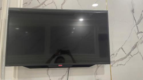 TV a/nebo společenská místnost v ubytování BÔNG SEN HOTEL CÔN ĐẢO