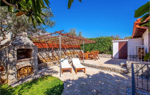 Aed väljaspool majutusasutust 2 Bedroom Nice Home In Icici