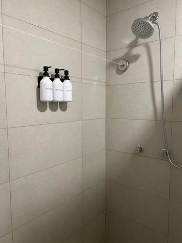 a bathroom with a shower with three bottles on the wall at Loft en el Centro de Monterrey, Hermosas vistas FIFA World Cup 2026 Fan Fest Lodging in Monterrey