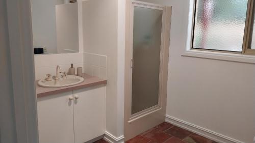 Ένα μπάνιο στο Roshnier Apartment