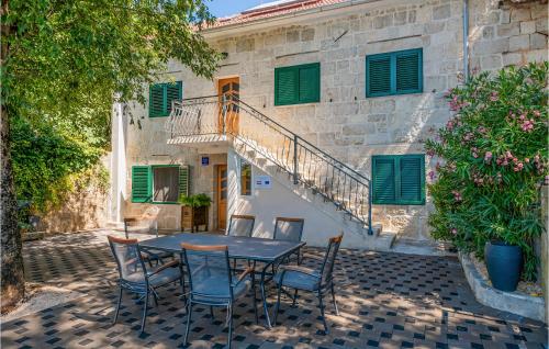 Rõdu või terrass majutusasutuses 4 Bedroom Lovely Home In Donji Vinjani