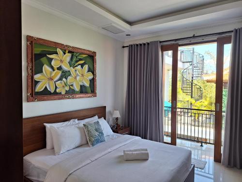una camera da letto con un letto e una grande finestra di Mandox Villa Bali a Nusa Dua