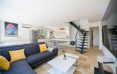 - un salon avec un canapé bleu et une table blanche dans l'établissement 3 Bedroom Amazing Home In Fondettes, à Fondettes