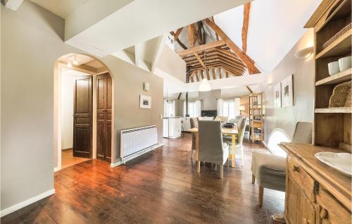 une cuisine et une salle à manger avec une table et des chaises dans l'établissement 3 Bedroom Lovely Apartment In Ocquerre, à Ocquerre