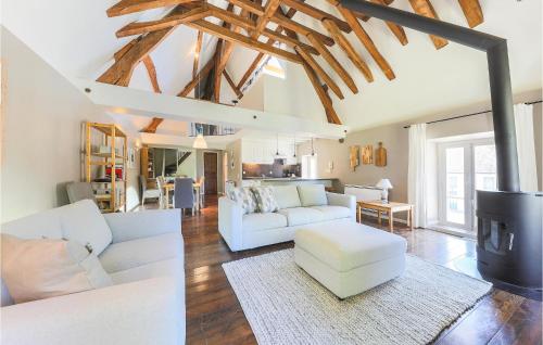 - un salon avec deux canapés blancs et une télévision dans l'établissement 3 Bedroom Lovely Apartment In Ocquerre, à Ocquerre