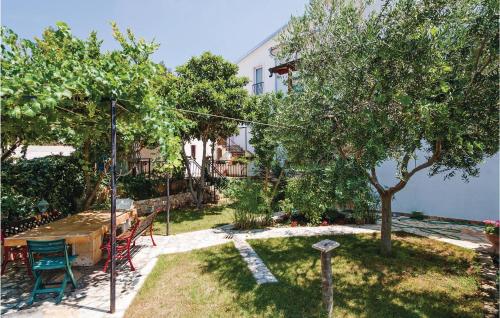 Zahrada ubytování Three-Bedroom Apartment In Posedarje
