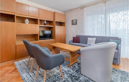 2 Bedroom Stunning Apartment In Crikvenica