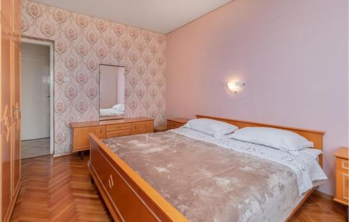 2 Bedroom Stunning Apartment In Crikvenica