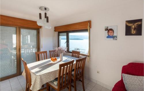 Fotografie z fotogalerie ubytování 3 Bedroom Beautiful Apartment In Klek v destinaci Klek