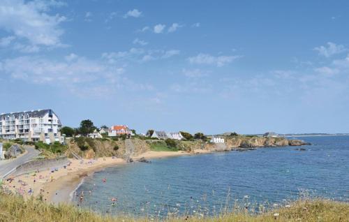 Ein Strand mit einem Haufen Leute drauf. in der Unterkunft Amazing Apartment In Clohars-Carnoët in Clohars-Carnoët
