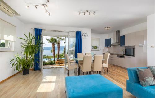Kuchyňa alebo kuchynka v ubytovaní Beautiful Apartment In Rijeka With Wifi