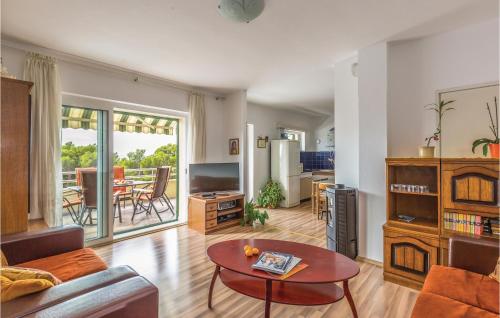 Televízia a/alebo spoločenská miestnosť v ubytovaní Apartment Makarska With Sea View 5