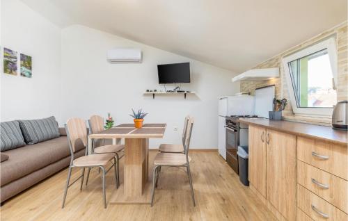 2 Bedroom Amazing Apartment In Pula