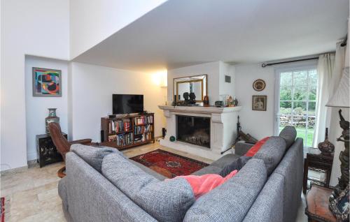 un salon avec un canapé et une cheminée dans l'établissement Stunning Home In Seillans, à Seillans