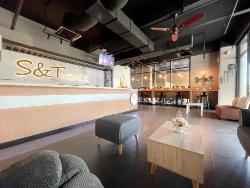 a lobby with a waiting area with a couch and a table at MesaHill Homestay, Nilai by S&T Homez in Nilai