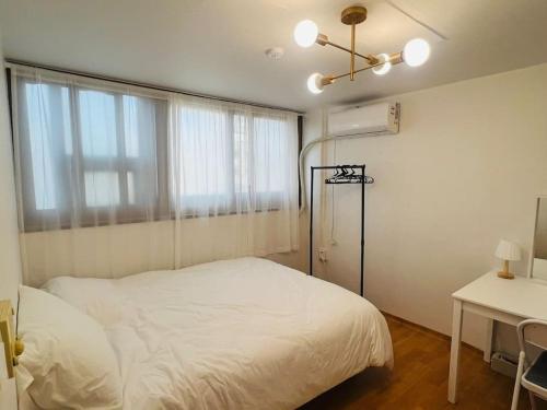 Tempat tidur dalam kamar di Sweet Home Gwanak