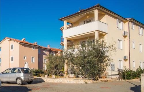 un coche aparcado delante de un edificio en Lovely Apartment In Sveti Vid Miholjice, en Sveti Vid-Miholjice