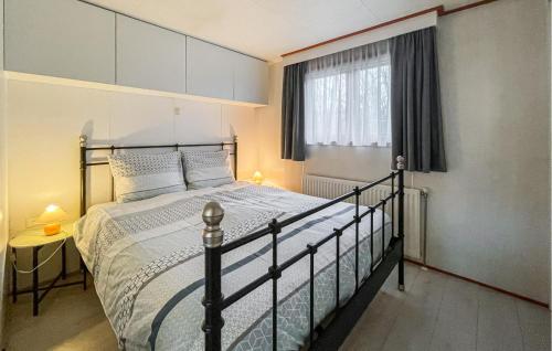 a bedroom with a bed and a window at Nice StaCaravan In Reutum With Wifi in Reutum